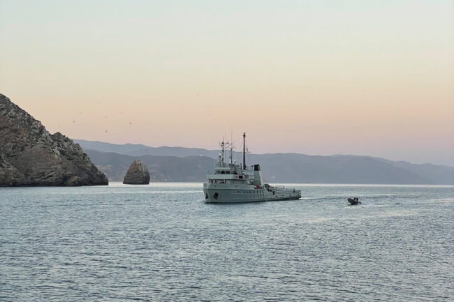 El buque Mar Caribe y un helicóptero Chinook dan apoyo logístico