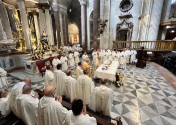 emotiva-celebracion-eucaristica-obispo-zornoza-conmemora-bodas-oro-sacerdotales