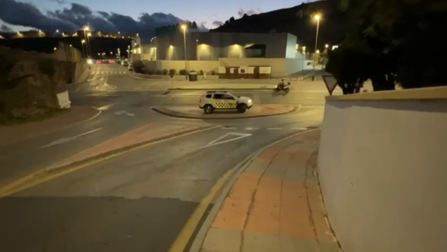 Una mancha de aceite, una Policía ‘obligada’ a vigilar y un servicio de limpieza con horario