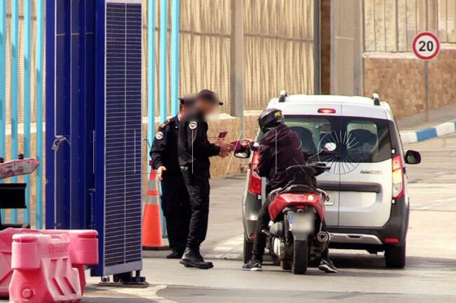 Un policía marroquí pide asilo político en la frontera de Ceuta