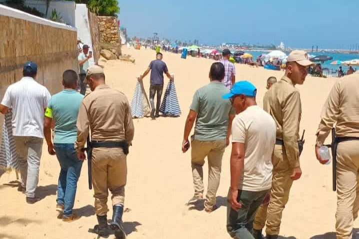 sombrilla-imposicion-playa-marruecos-actua-17