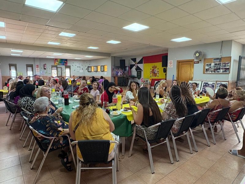 fiesta-mujer-rosales-celebra-union-convivencia-001