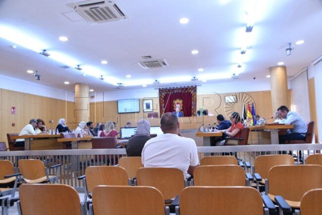 ¿Desconfía el PSOE de Melchor León?: una propuesta plenaria y mucha crítica