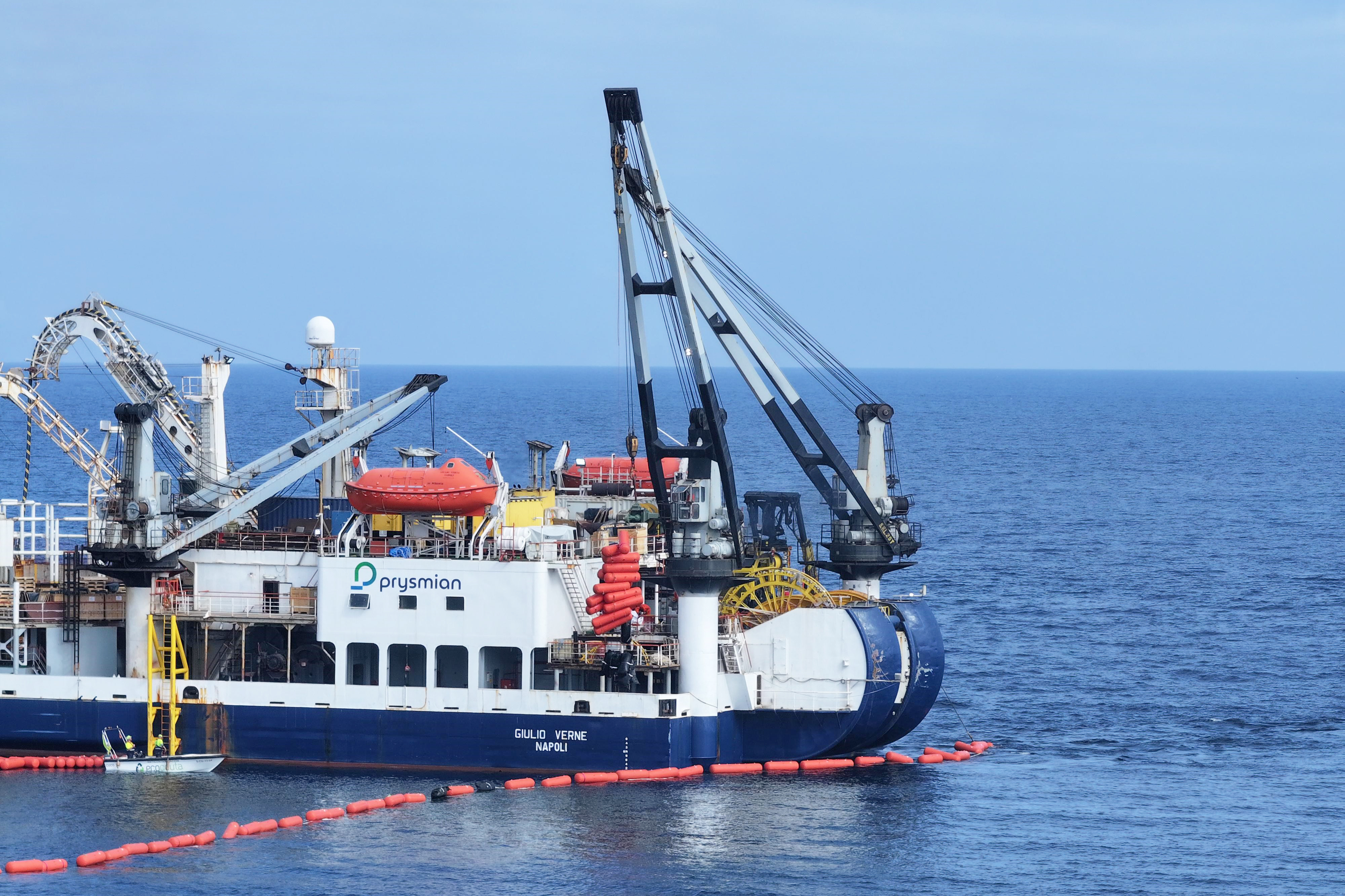 finalizadas-labores-aterraje-primer-cable-ceuta-2