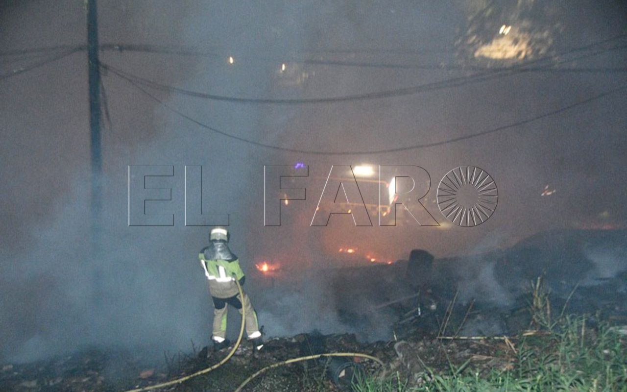 grave-incendio-carretera-pantano-037