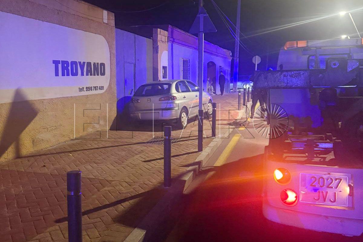 accidente-cementerio-coche-choca-farola-2