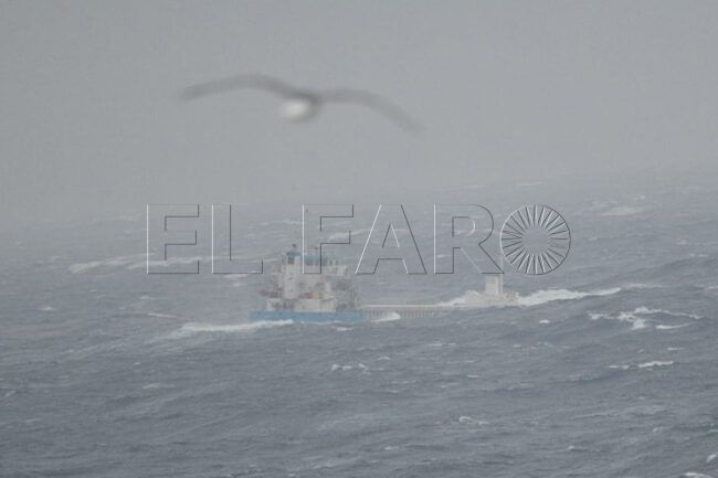 La lucha en el mar contra la borrasca Emilia: así navega un mercante