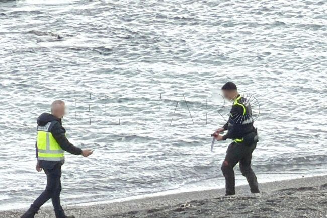 La Policía Nacional detona de forma controlada una granada hallada en la playa del Tarajal