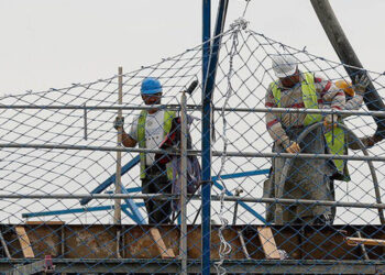 trabajador-construccion-afectado-golpe-calor