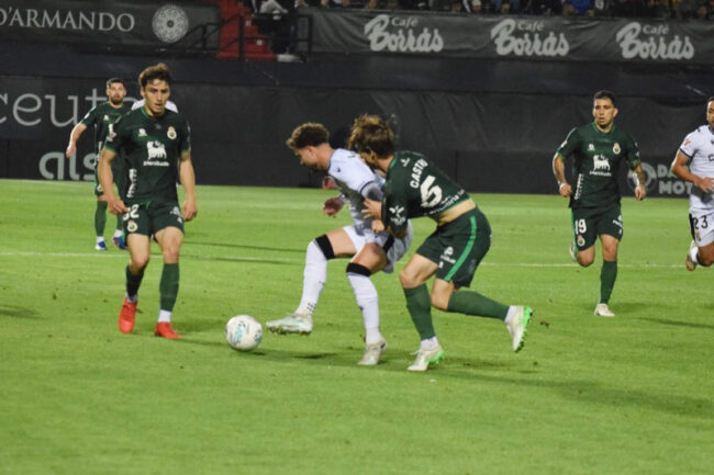 El Ceuta y Guille Vallejo aguantan de pie el chaparrón ofensivo del Racing (0-0)