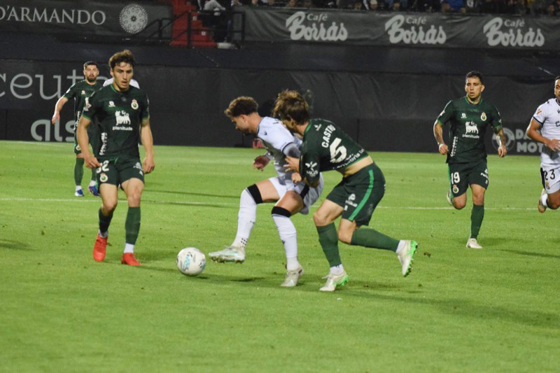 El Ceuta y Guille Vallejo aguantan de pie el chaparrón ofensivo del Racing (0-0)
