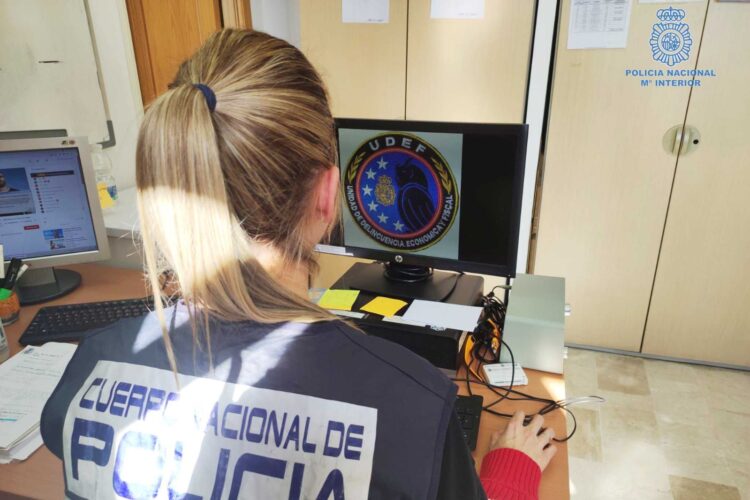 mujer-policia-nacional-udef