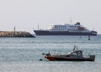 Vista general este 4 de mayo del crucero holandés MV Hondius (atrás), anclado frente a la costa de la ciudad de Praia, en la isla de Santiago (Cabo Verde). En esta embarcación se ha detectado un posible brote de hantavirus. EFE/Elton Monteiro