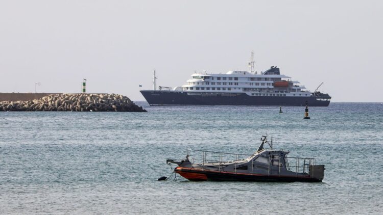 Vista general este 4 de mayo del crucero holandés MV Hondius (atrás), anclado frente a la costa de la ciudad de Praia, en la isla de Santiago (Cabo Verde). En esta embarcación se ha detectado un posible brote de hantavirus. EFE/Elton Monteiro