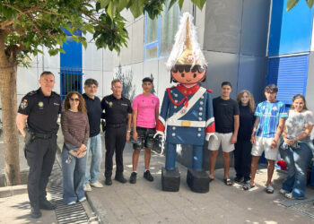 policias-gigantes-original-iniciativa-menores-esperanza-san-urbano