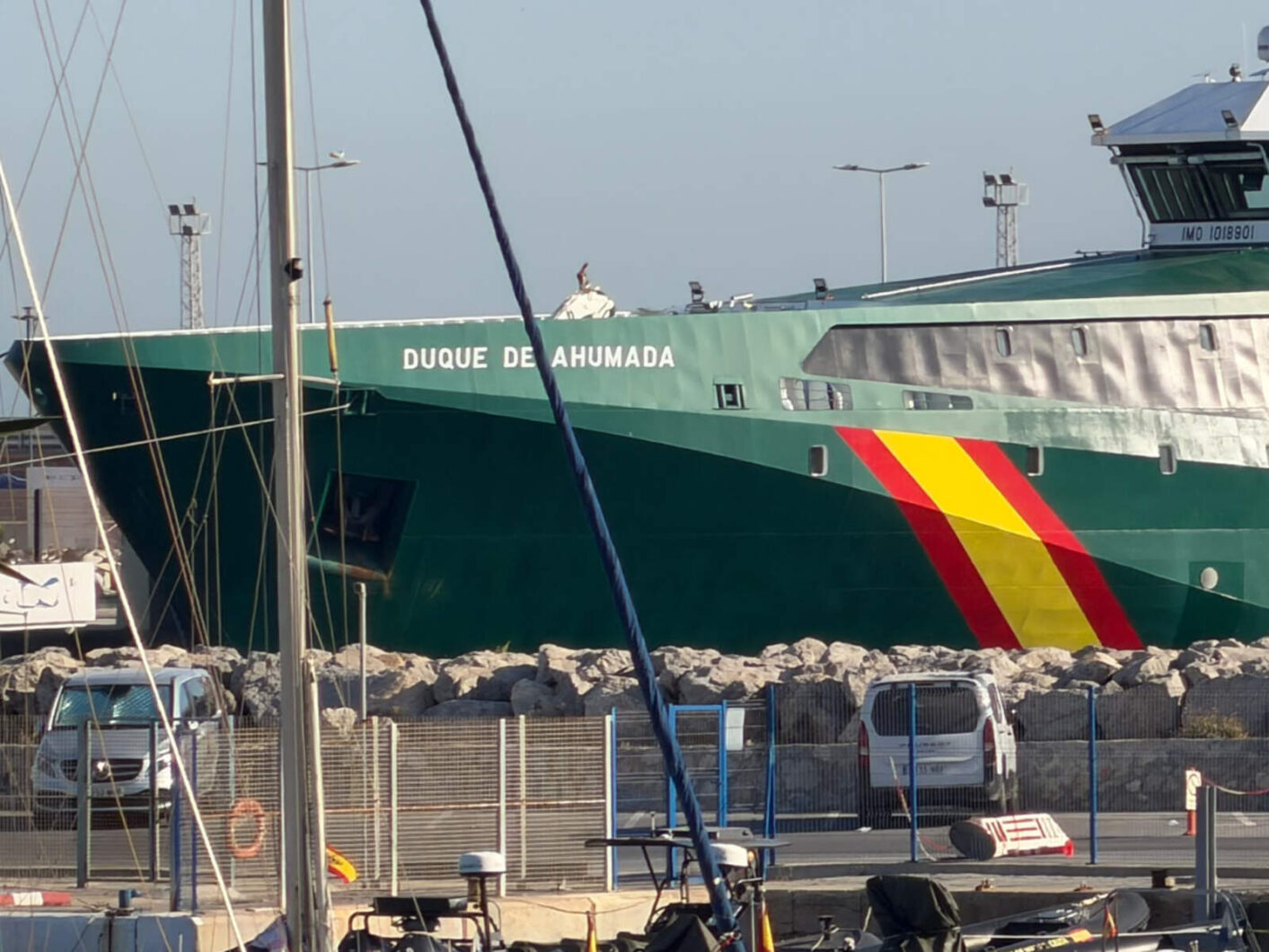 El buque oceánico Duque de Ahumada hace escala técnica en el Muelle España