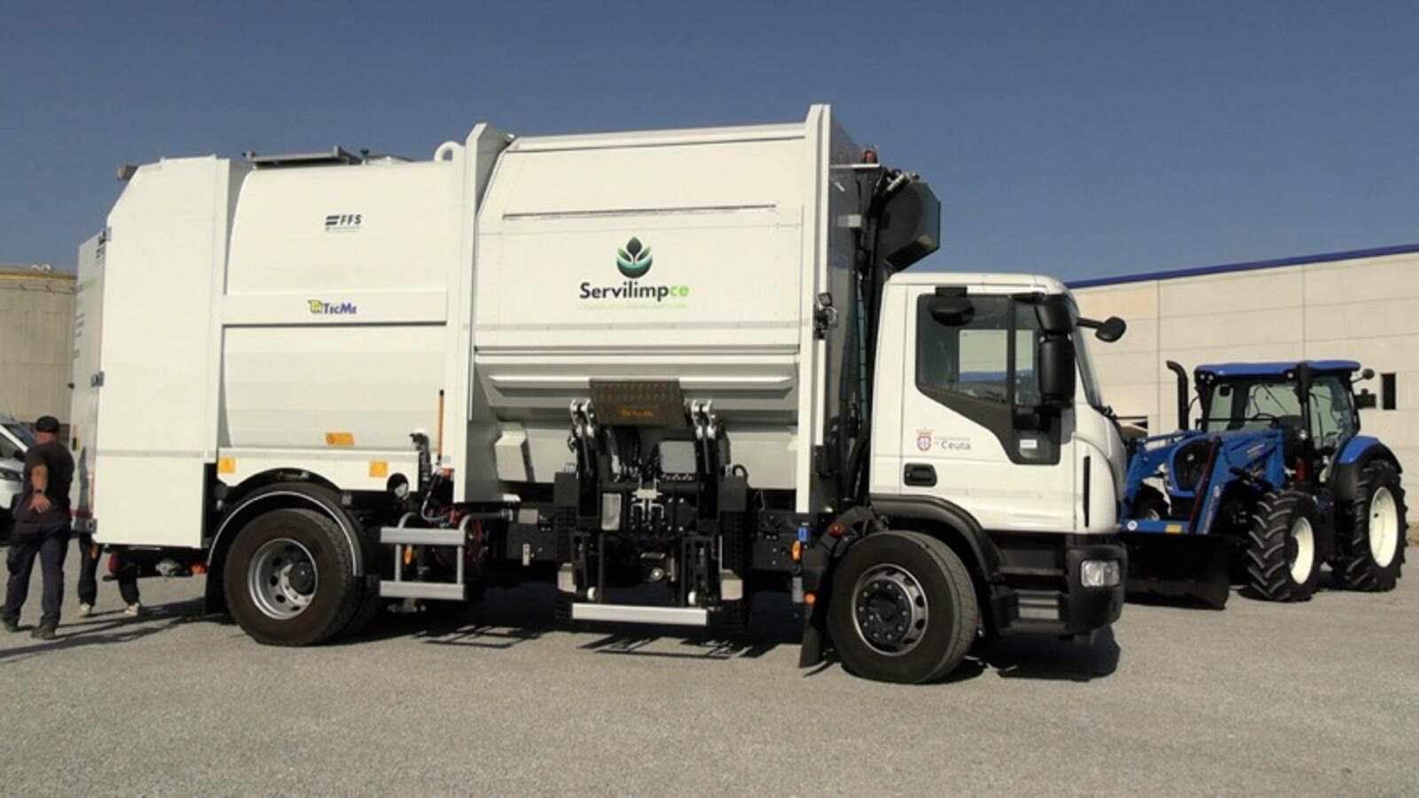 CCOO denuncia que trabajadores de Servilimpce retiran grandes cantidades de escombros a mano