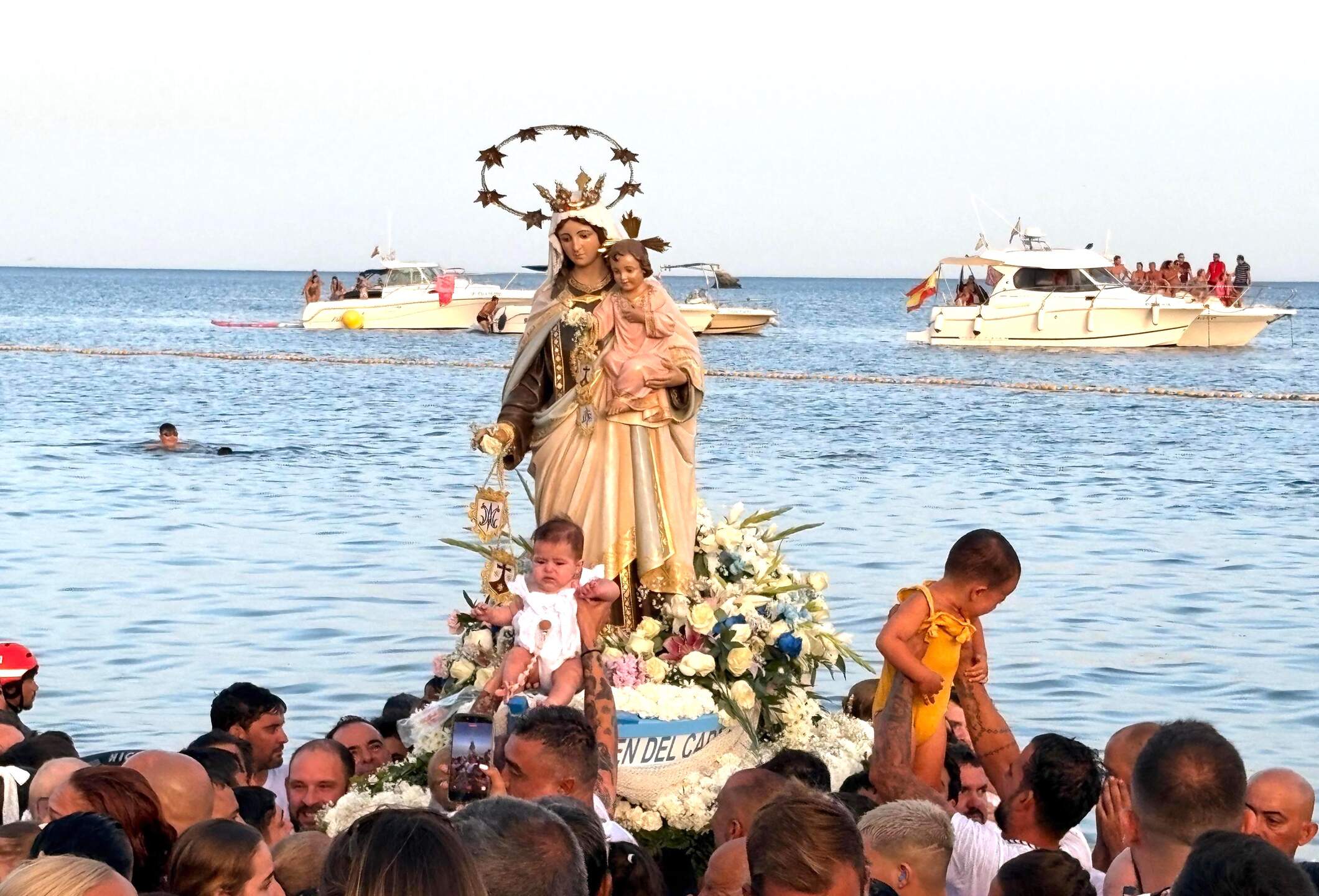 La Almadraba estalla de alegría: la Virgen del Carmen regresa a su casa