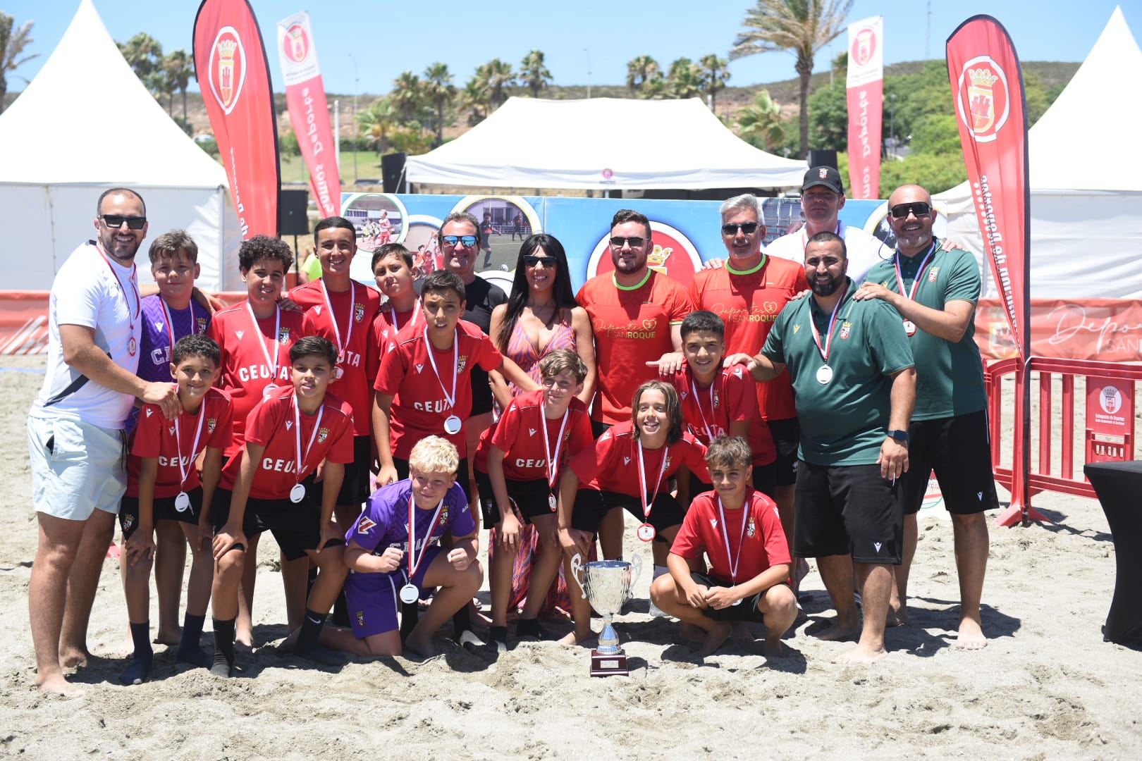 La AD Ceuta alevín, campeón del torneo de San Roque de fútbol playa