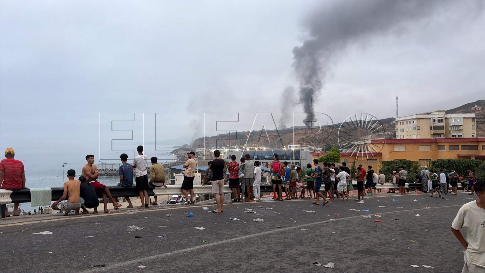 alerta-ceuta-marroquies-siguen-entrando-espigon-tarajal-1001-00001