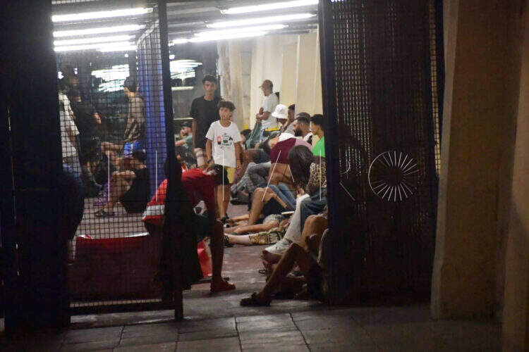 dormir-raso-imagen-crisis-migratoria-ceuta-00020