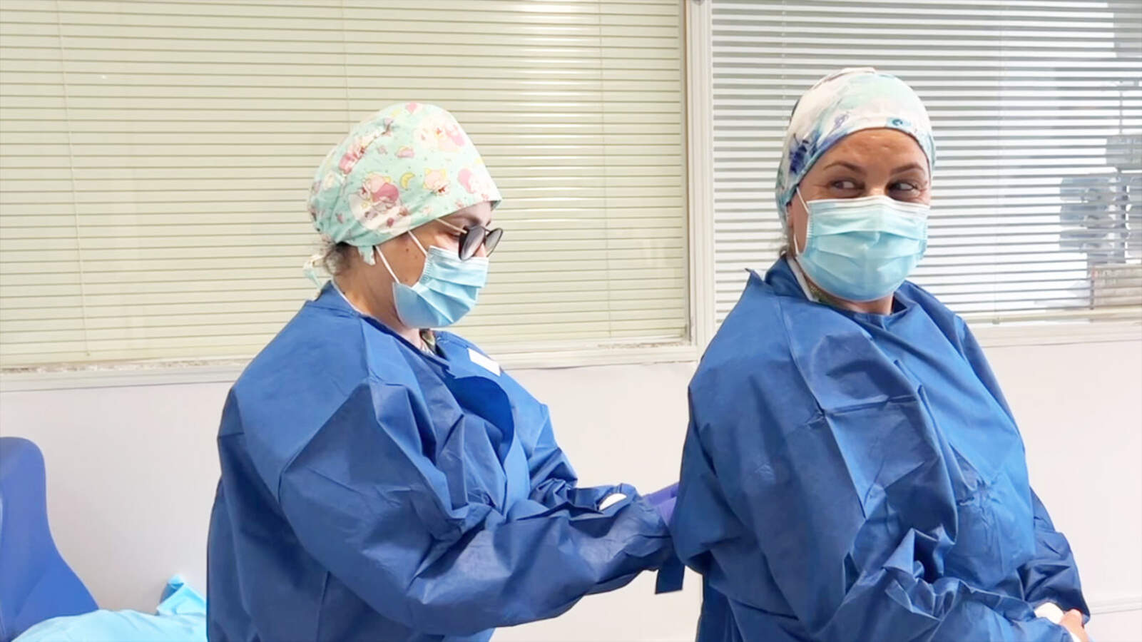 Las enfermeras y auxiliares del hospital son claves para los pacientes