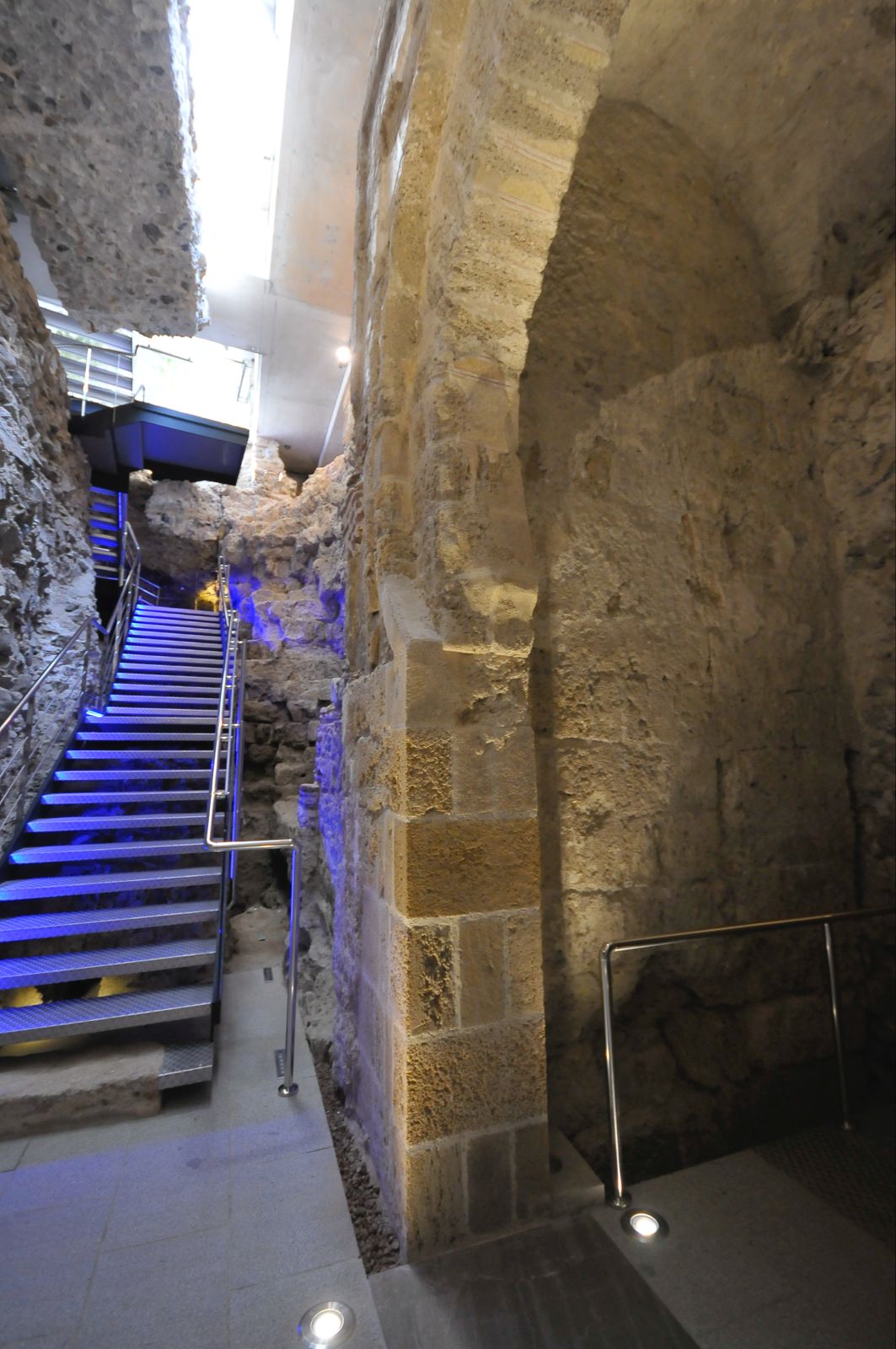 escalera-acceso-puerta-califal-sera-sometida-estudio-estructural-integral-1
