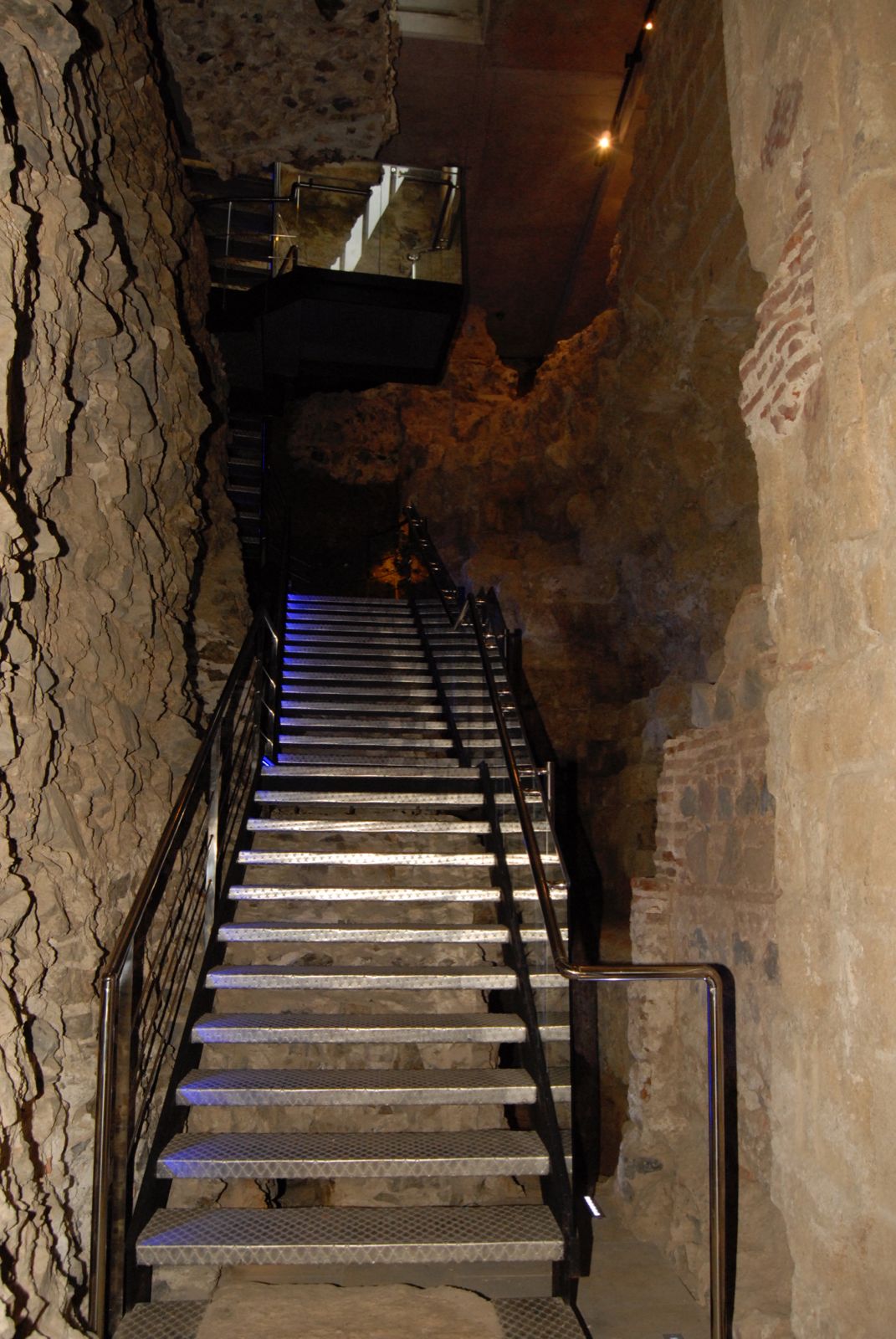 escalera-acceso-puerta-califal-sera-sometida-estudio-estructural-integral-3