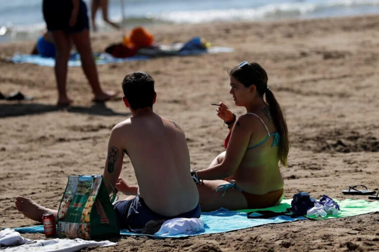 Adiós a fumar en terrazas, playas y piscinas: el Gobierno aprueba la nueva ley antitabaco