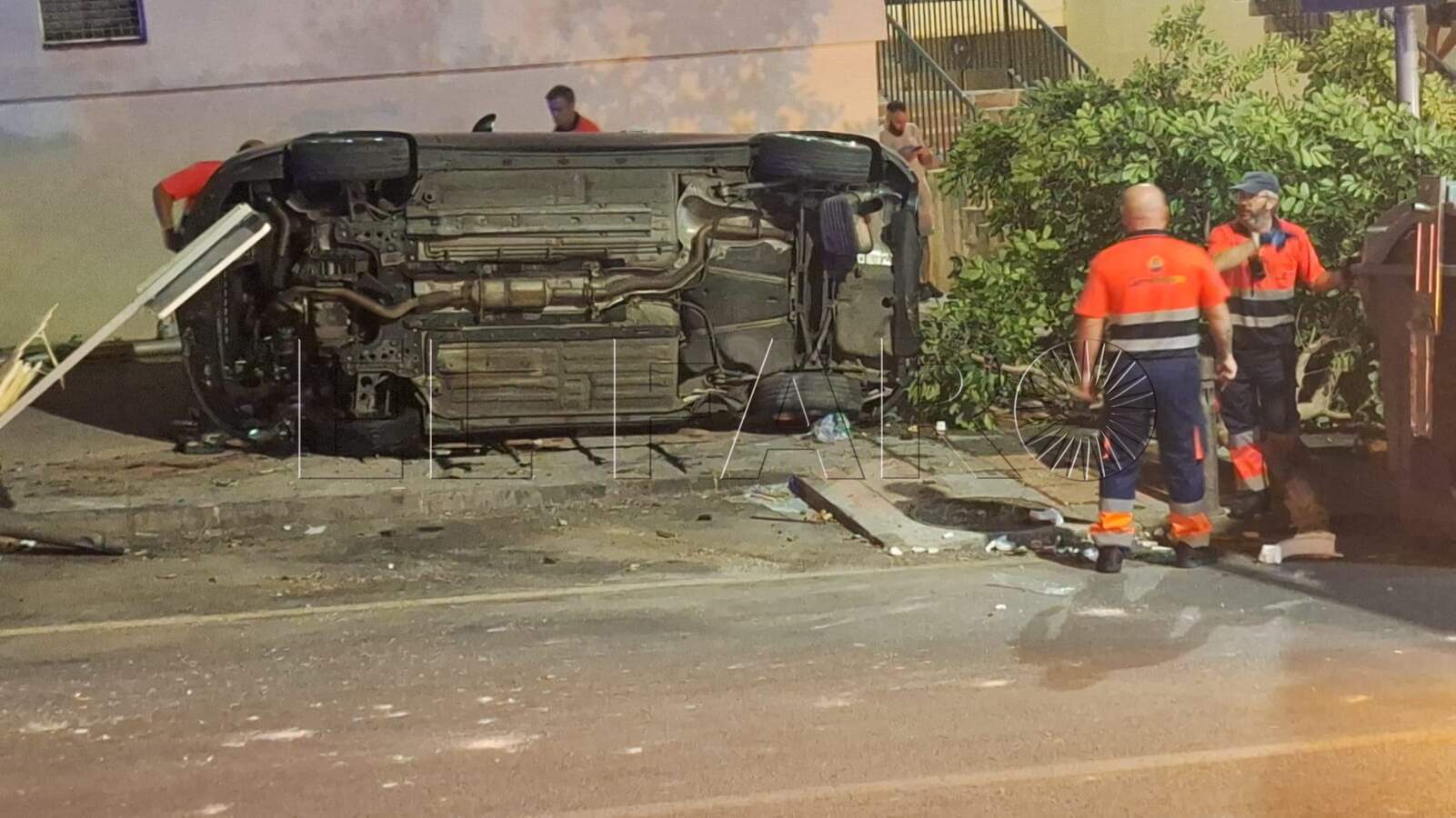 grave-accidente-miramar-bajo-coche-semivolcado-ocupantes-fuga-2
