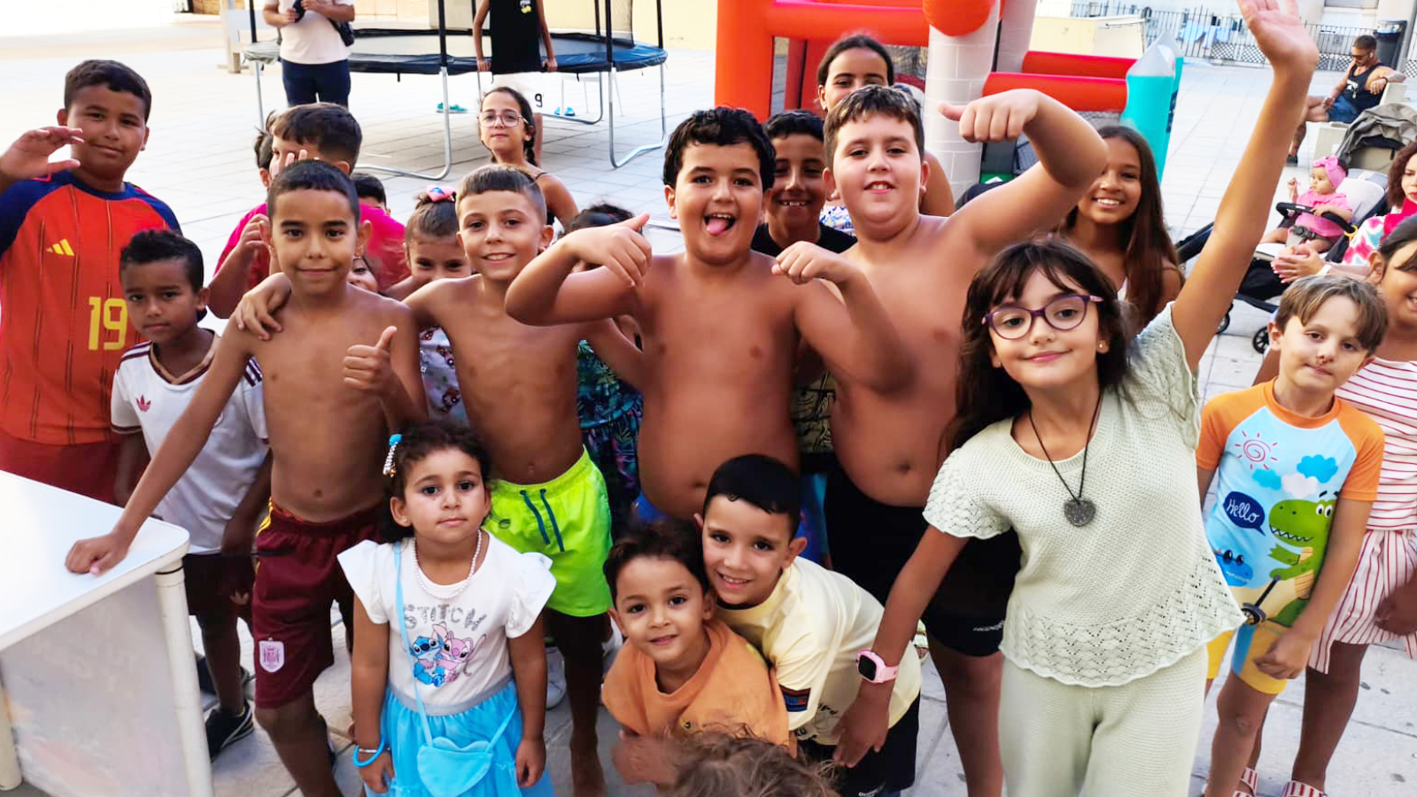 El Faro - Una feria nacida de la ilusión vecinal reúne a un centenar de personas en Miramar Alto