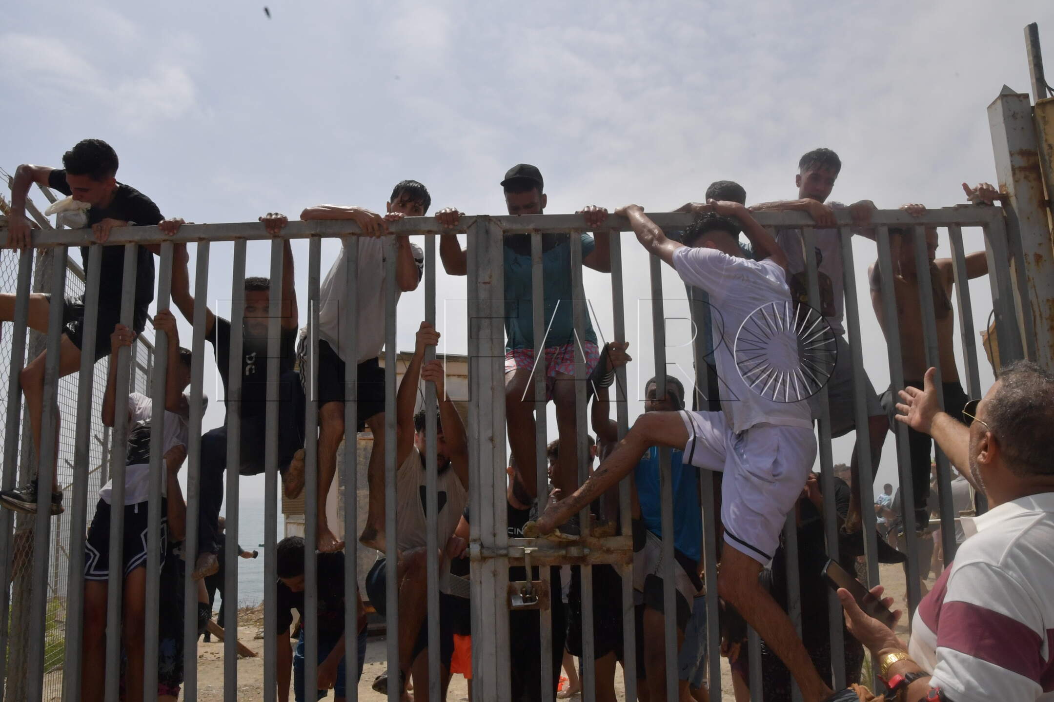 peor-crisis-migratoria-sufre-ceuta-inaccion-marruecos-fotos-frontera-inmigrantes-nado-guardia-civil-324