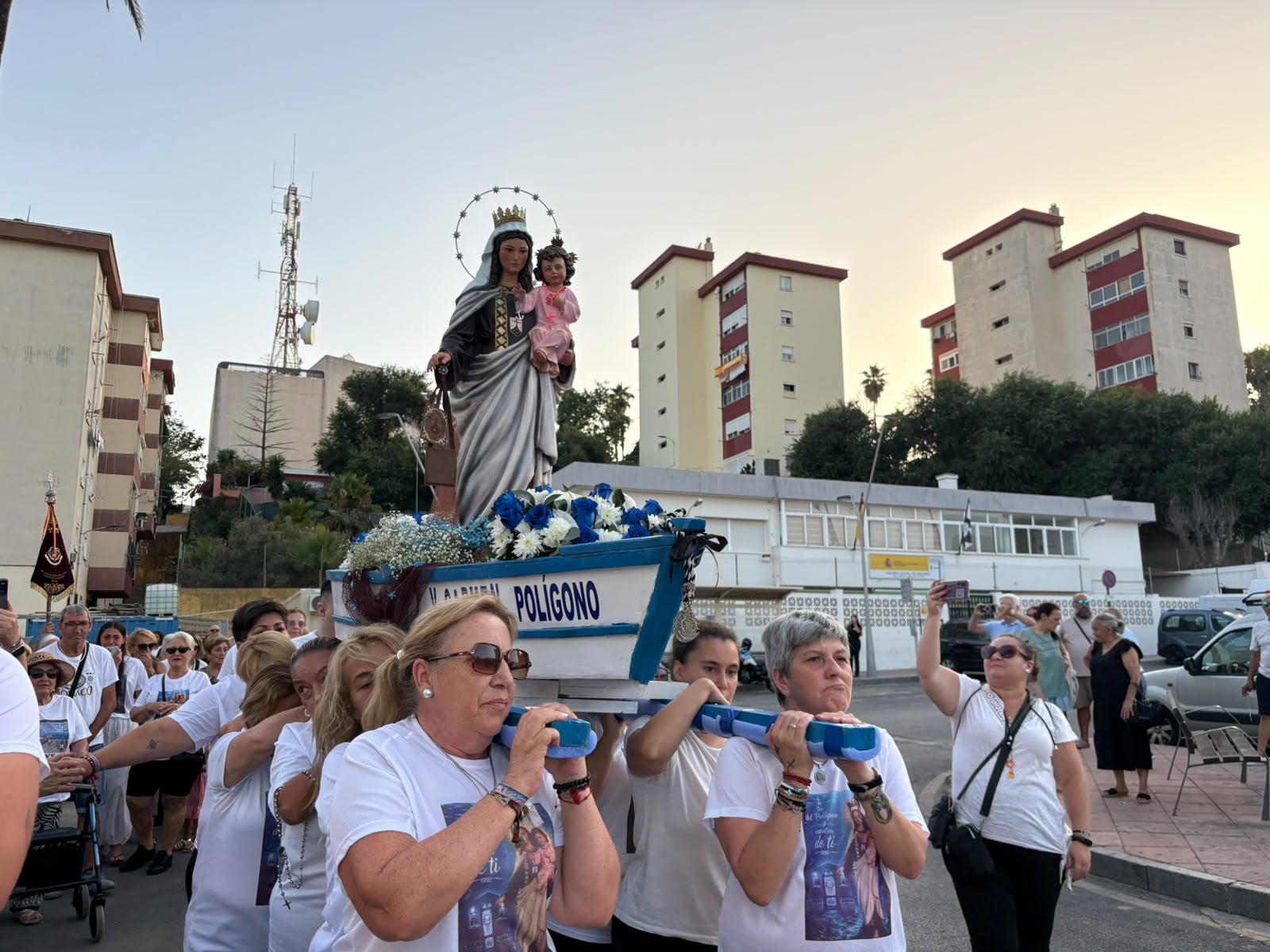 La Virgen del Carmen, bajo el atardecer del Polígono Virgen de África