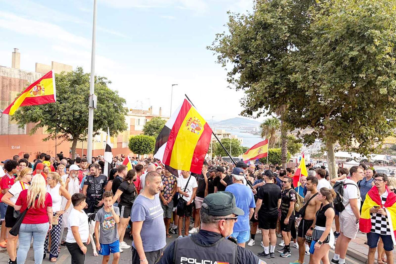Cientos de vecinos se movilizan contra el uso del ‘Fiscer’ para inmigrantes
