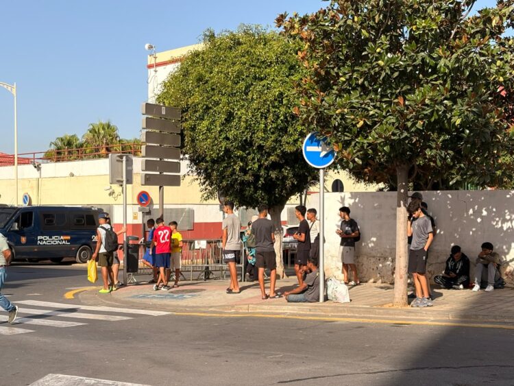 Menores vuelven a esperar ante la Jefatura de Ceuta para ser identificados