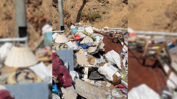 Una vecina de Arcos Quebrados denuncia la acumulación de basura en el barrio