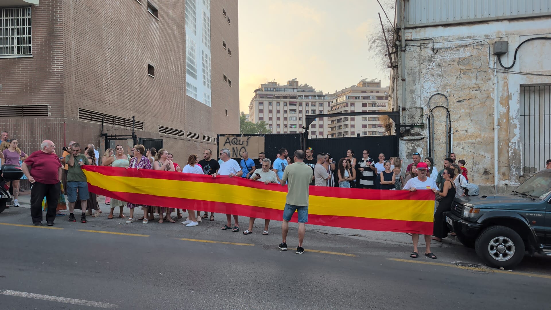 Los vecinos protestan contra un posible centro de inmigrantes en la antigua Fábrica de Harinas de Otero