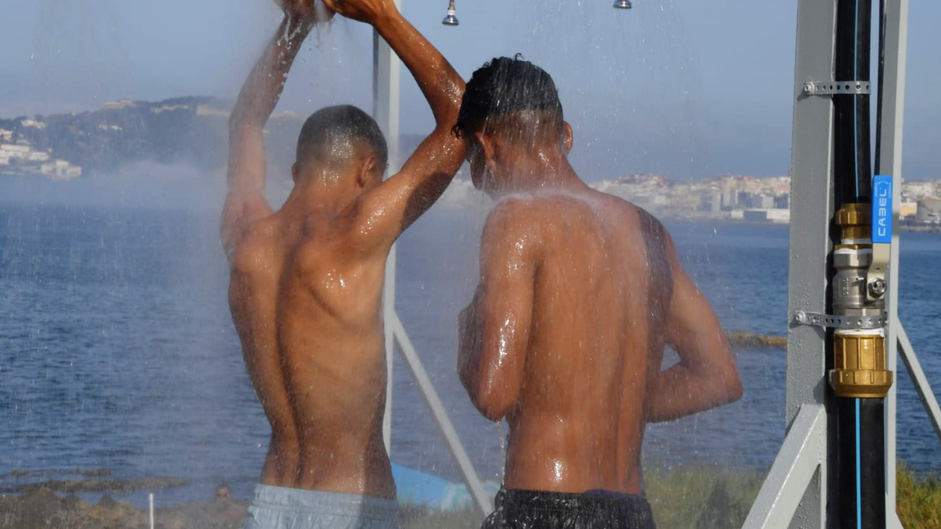 La playa del Trampolín estrena diez baños y treinta duchas para atender a los inmigrantes