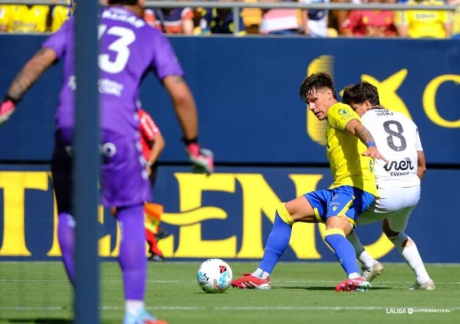 El Cádiz negocia con un central y acerca a Iker Recio al Ceuta