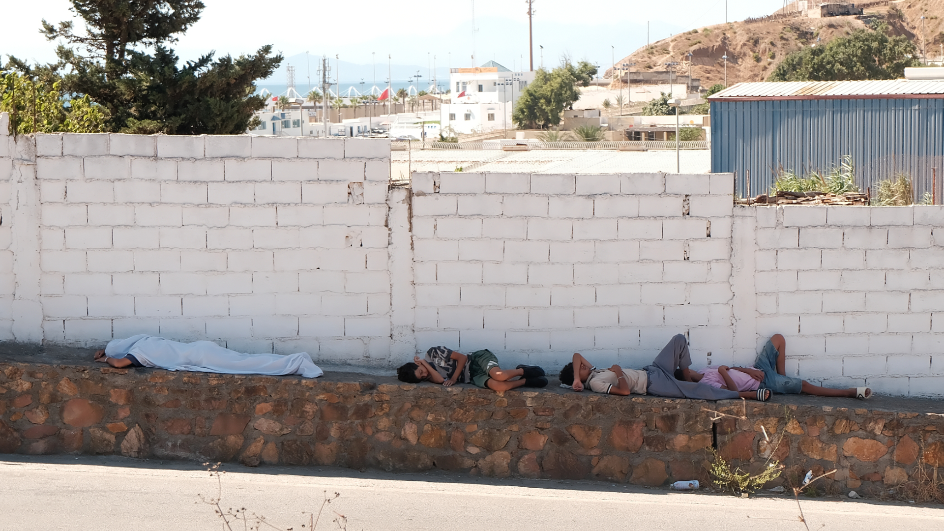 Casi una semana en las naves del Tarajal: “Prefiero dormir en la calle que volver a Marruecos”