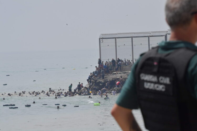 peor-crisis-migratoria-sufre-ceuta-inaccion-marruecos-fotos-frontera-inmigrantes-nado-guardia-civil-302-sin-marca