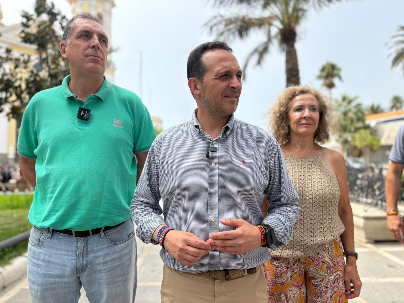 Vox denuncia la visita de Albares y acusa a Sánchez y Vivas “de recurrir al postureo”