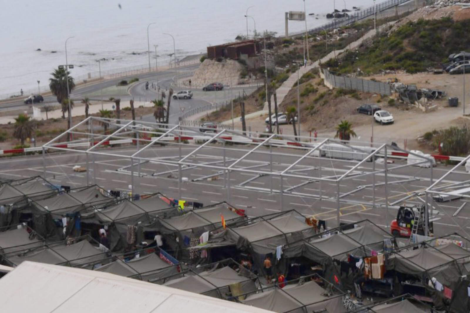 Los campamentos de inmigrantes que ordena Pedro Sánchez en Ceuta van a más