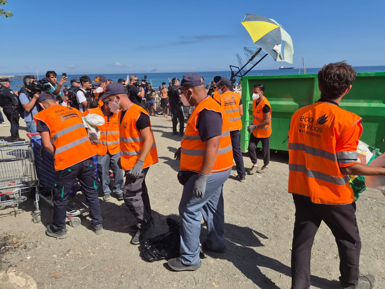 El Faro - La Ciudad intensifica los controles y la limpieza en la playa del Trampolín