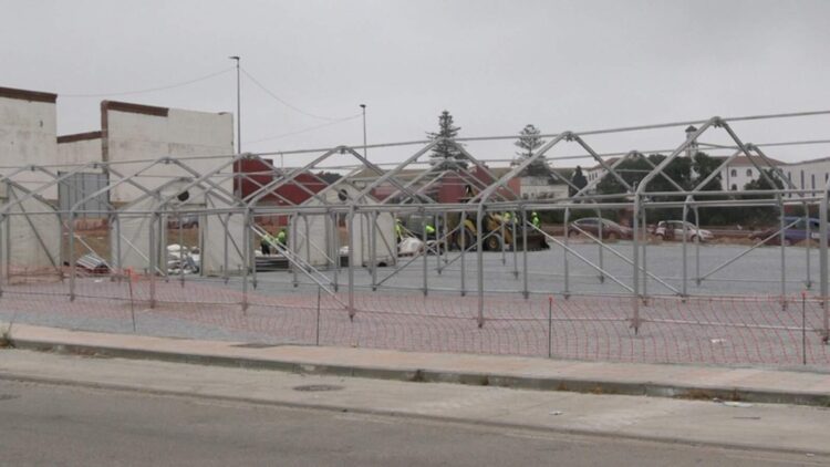 nuevo-asentamiento-inmigrantes-construccion-vigilancia-policia-011