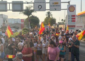 vecinos-bloquean-trafico-mostrar-rechazo-espacios-inmigrantes-puerto-30