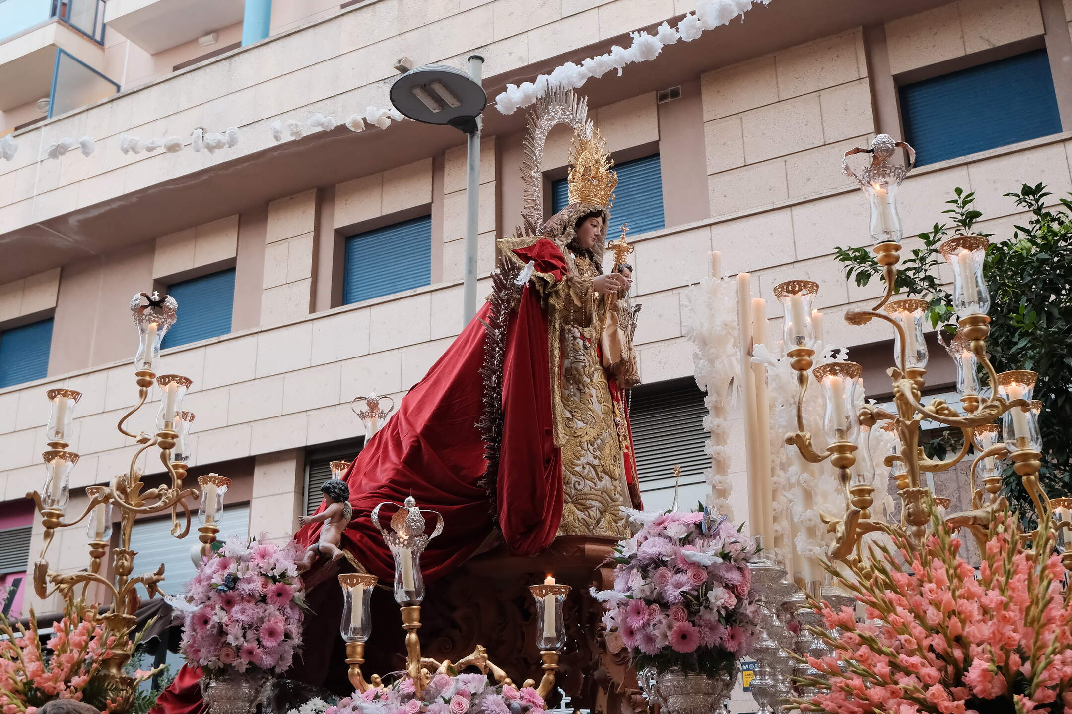 Ceuta arropa a la Virgen de los Remedios en su salida procesional