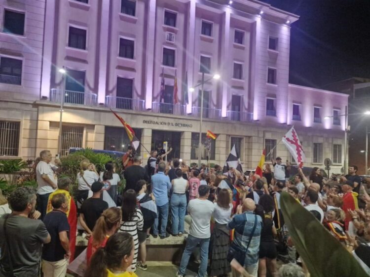 Ceuta no se rinde y sus vecinos salen a defenderla