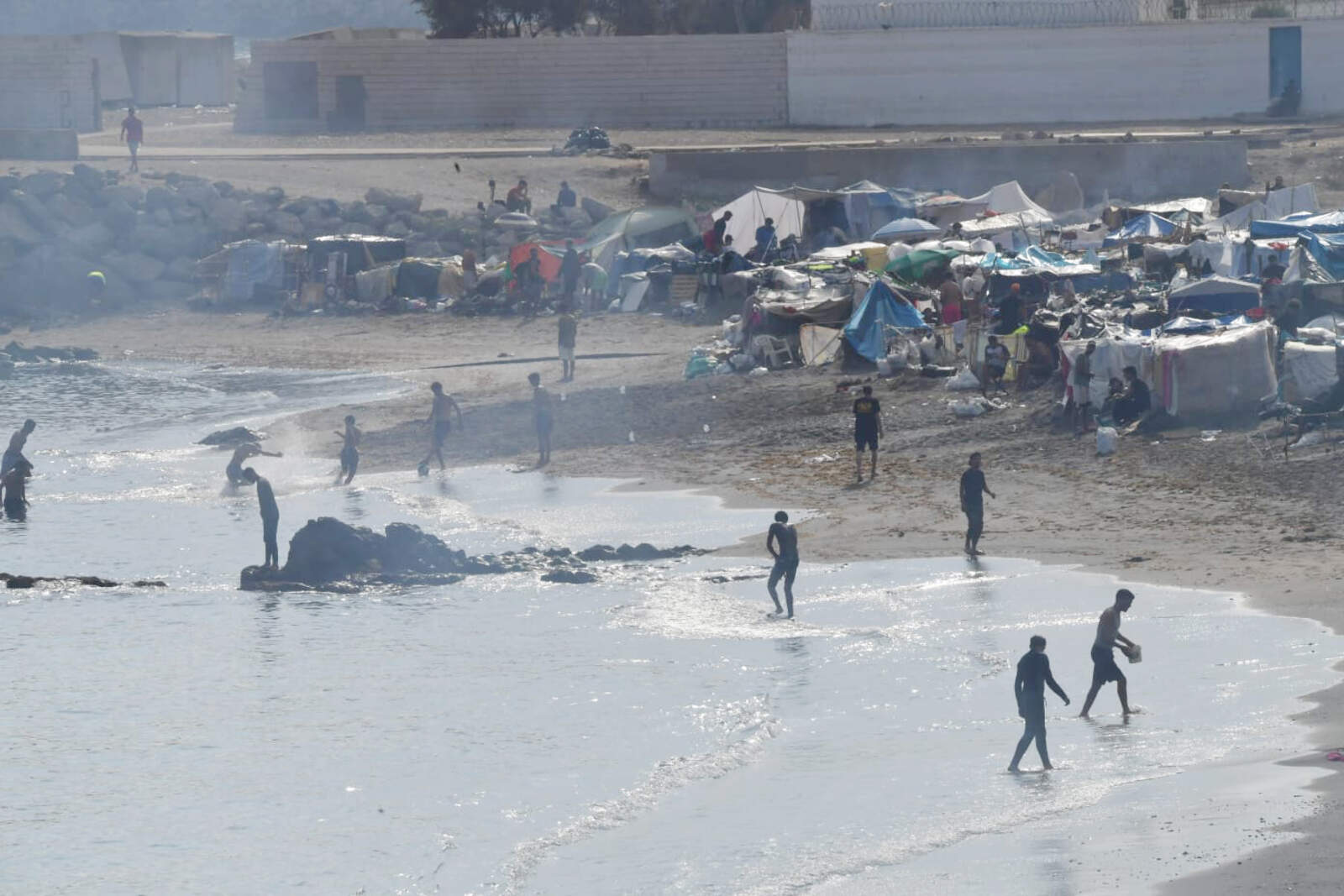 El Faro - Todo sigue igual en la playa contaminada del Trampolín a pesar de la alerta de Sanidad